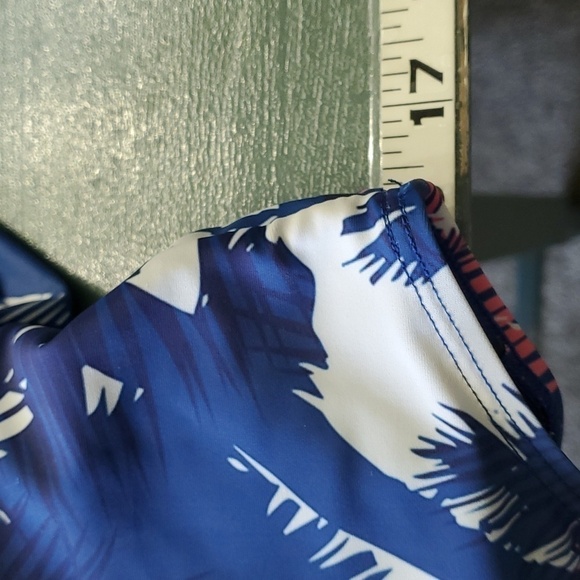 Cute bathing suit top. SIZE MEDIUM. Blue and pink palm tree design. CUTE - Picture 5 of 7